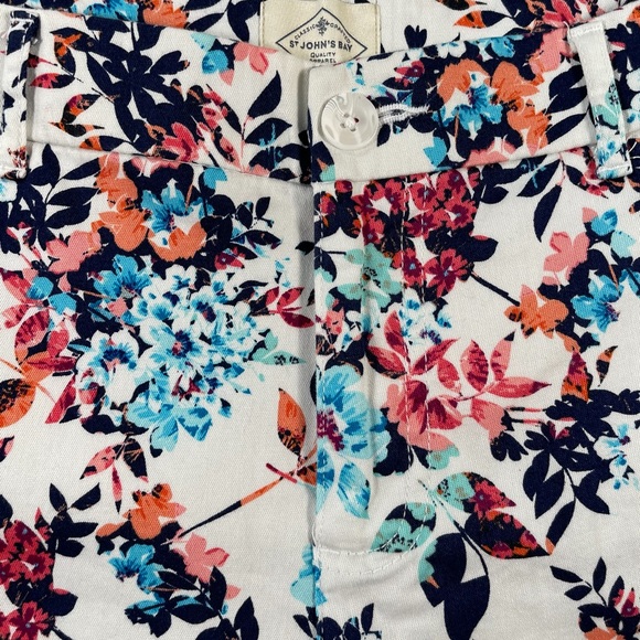 St. John’s bay size 14 white with blues, oranges, reds floral cropped pants - Picture 2 of 14